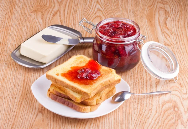 Çilek reçeli ve tereyağlı tost — Stok fotoğraf