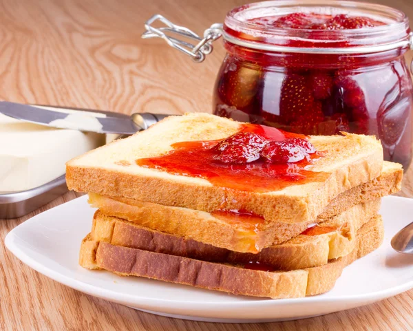 Çilek reçeli ve tereyağlı tost — Stok fotoğraf