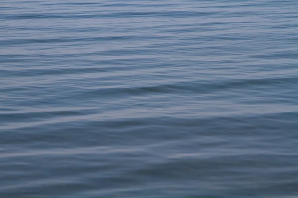 La superficie del agua del lago Baikal en el fondo —  Fotos de Stock