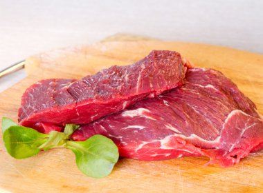 Sığır eti biftek ve salata yaprakları