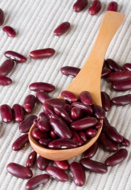 Tahta kaşıkta kırmızı fasulye.