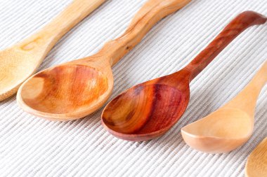 Çeşitli tahta kaşıklar baharat ve tahıllar için