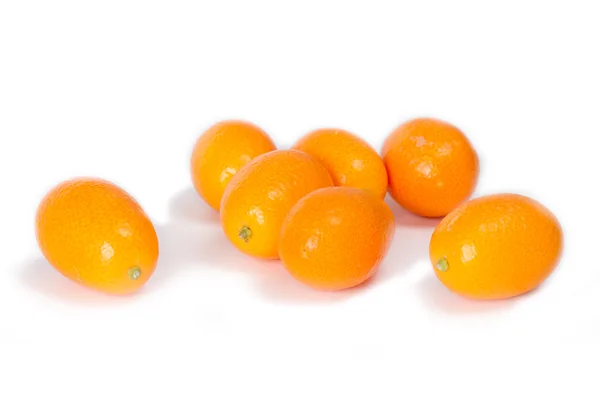 Яскравий помаранчевий кумкват на білому тлі — стокове фото
