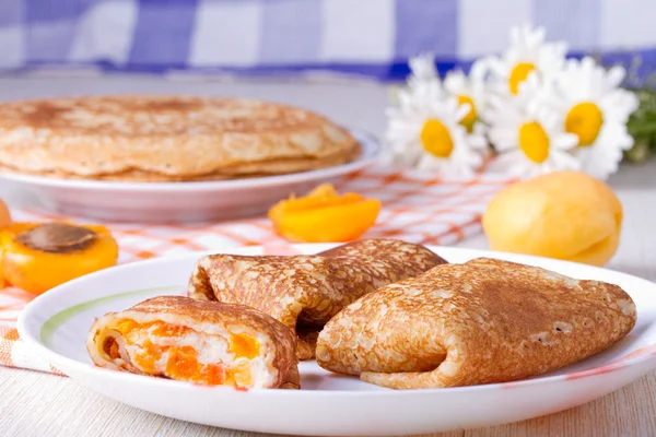 Panqueques con requesón y albaricoques secos —  Fotos de Stock