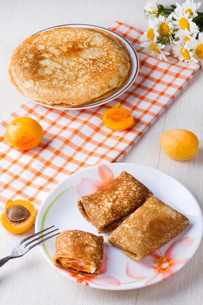 Pancakes with curd cheese and dried apricots — Stock Photo, Image