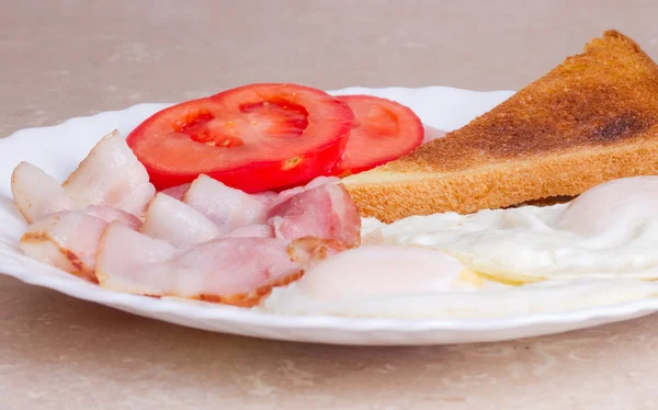 Breakfast of bacon and eggs and toast — Stock Photo, Image