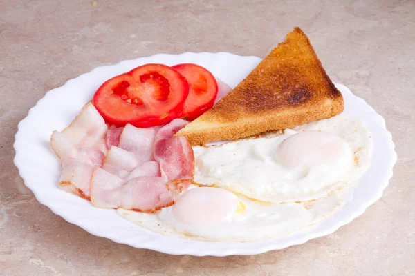 Завтрак из бекона, яиц и тостов — стоковое фото