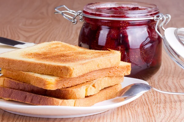 Çilek reçeli ve tereyağlı tost — Stok fotoğraf