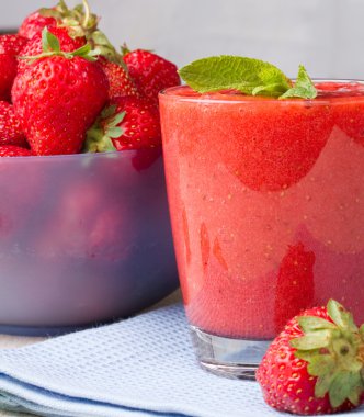 Olgun çilek ve çilek smoothie