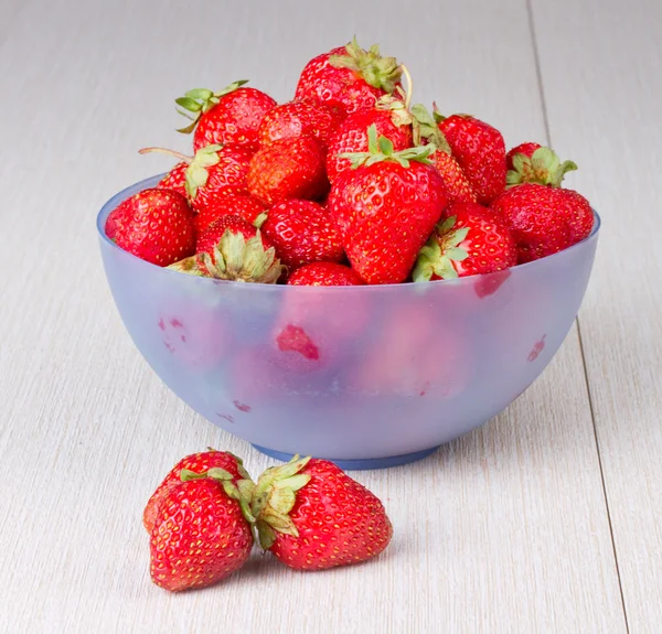 Ripe strawberries and strawberry smoothie — Stock Photo, Image