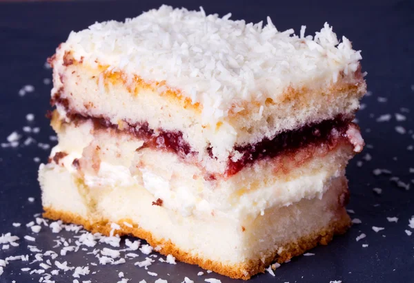 Gâteau avec des paillettes de feuilles de noix de coco et de menthe — Photo