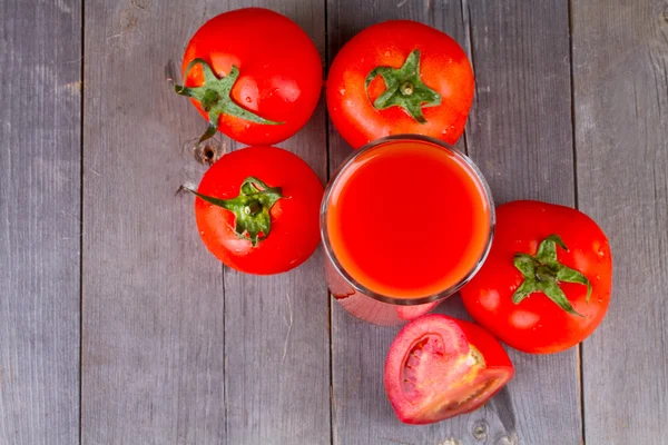 Tomato juice and tomatoes - top view — Stock Photo, Image