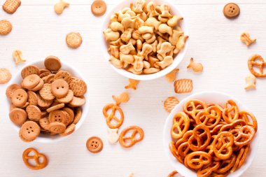 Beyaz vazo içinde küçük kurabiye