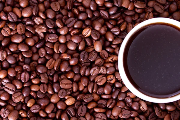 Xícara de café em um fundo grãos de café — Fotografia de Stock