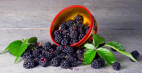 Ripe blackberry with leaves on the wooden table — Stock Photo, Image