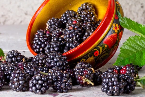 Ripe blackberries in wooden bowl — Stock Photo, Image