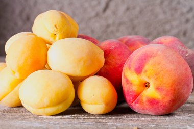 Olgun şeftali ve kayısı