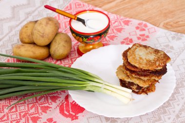 Ekşi krema ve pırasa ile patates kek