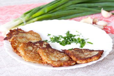 Ekşi krema ve pırasa ile patates kek