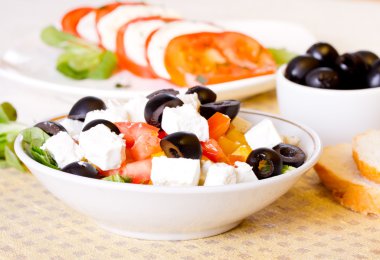 Yunan salatası, ekmek ve masaya zeytin