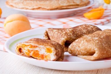 Lor peynir ve kuru kayısı ile Pancakes
