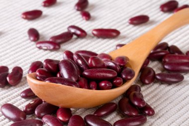 Tahta kaşıkta kırmızı fasulye.