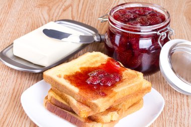 Çilek reçeli ve tereyağlı tost