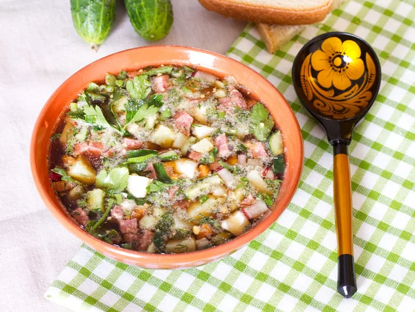 okroshka bir tablo ve bir tahta kaşık seramik bir kasede Kvas üzerinde