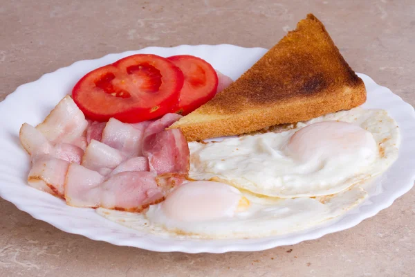 Breakfast of bacon and eggs and toast — Stock Photo, Image