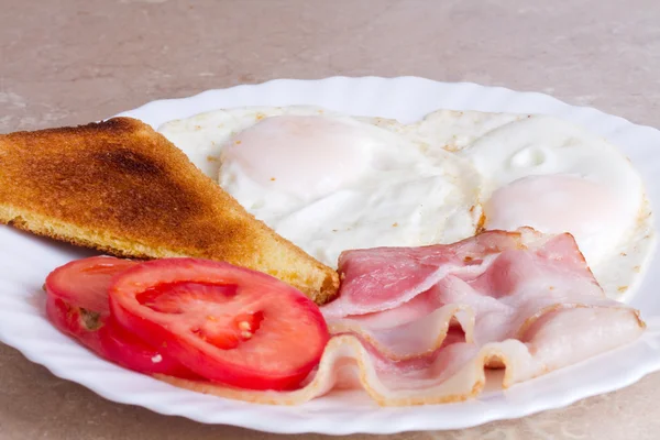 Breakfast of bacon and eggs and toast — Stock Photo, Image