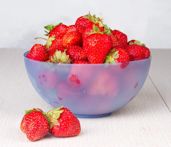 Ripe strawberries and strawberry smoothie — Stock Photo, Image