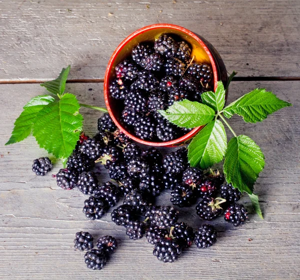 Süße Brombeeren auf einem alten Holztisch — Stockfoto