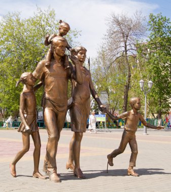 Saransk, Rusya Federasyonu - 9 Mayıs: Heykel - 9 Mayıs 2015 tarihinde anıt ailesinde Saransk.