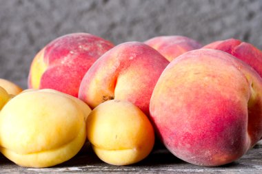 Olgun tatlı şeftali ve kayısı