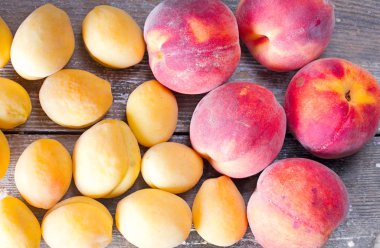 Olgun tatlı şeftali ve kayısı