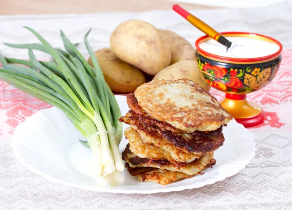 Картофельные блинчики со сметаной и луком-порей — стоковое фото