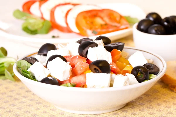 Ensalada griega, pan y aceitunas sobre la mesa — Foto de Stock