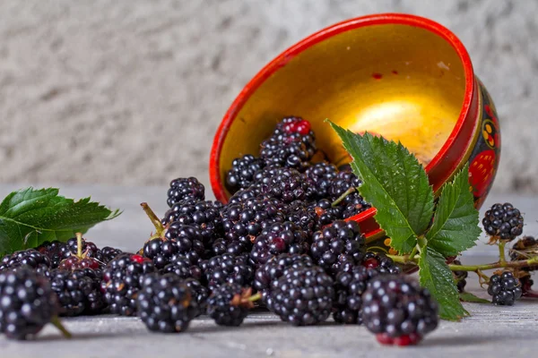 Las moras en la vieja mesa de madera en el plato tradicional ruso — Foto de Stock