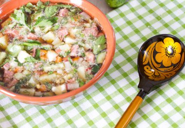 okroshka bir tablo ve bir tahta kaşık seramik bir kasede Kvas üzerinde