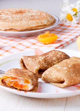 Lor peynir ve kuru kayısı ile Pancakes