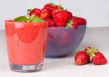 Olgun çilek ve çilek smoothie