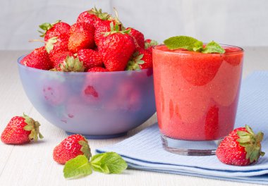 Olgun çilek ve çilek smoothie