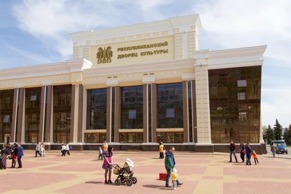 Saransk, russland - 9. Mai: Republikanischer Kulturpalast am 9. Mai 2015 in saransk. — Stockfoto