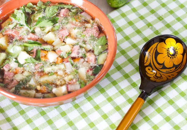 Okroshka på svagdricka i en keramikskål på ett bord och en trä spoo — Stockfoto