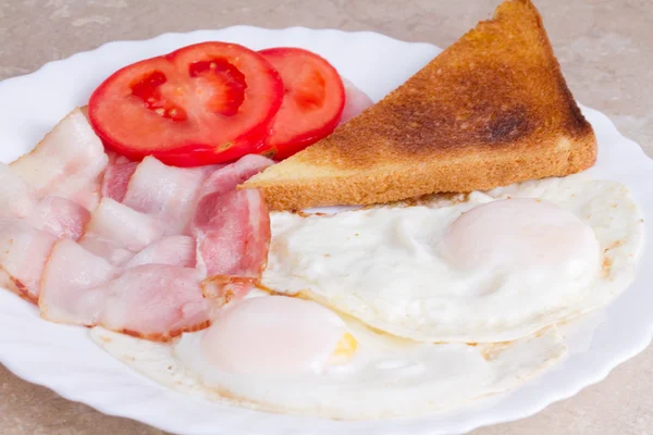 Breakfast of bacon and eggs and toast — Stock Photo, Image