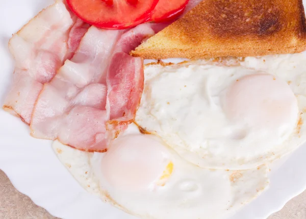 Snídaně slaniny a vajec a toasty — Stock fotografie