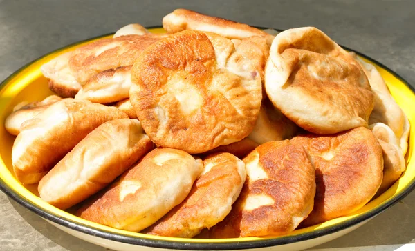 Беляши - русские пироги с жареным мясом — стоковое фото