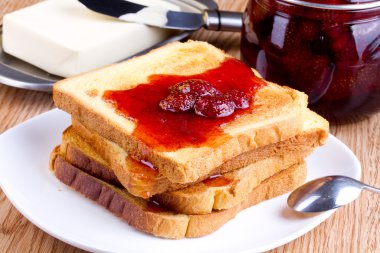 Çilek reçeli ve tereyağlı tost