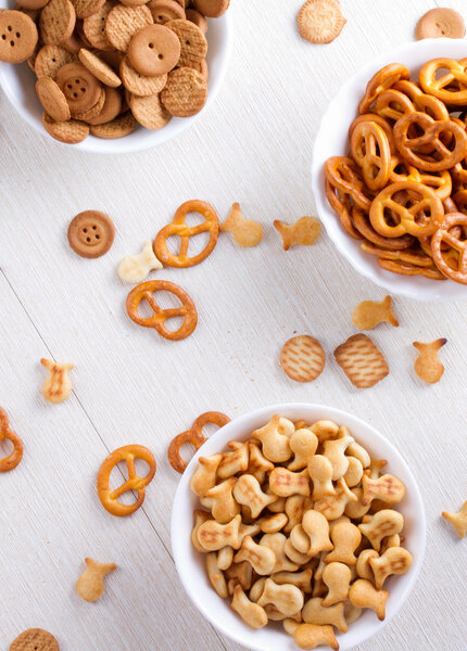 Маленькое печенье в белых вазах
