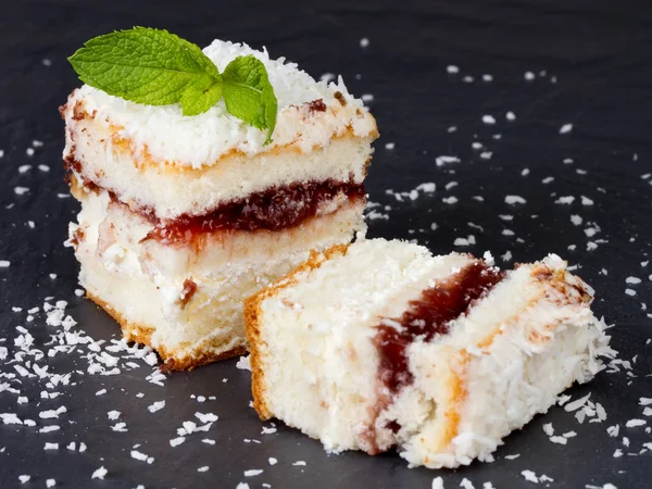 Gâteau avec des paillettes de feuilles de noix de coco et de menthe — Photo